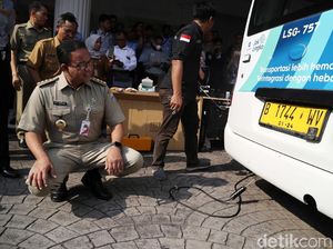 Jokowi Bicara Mobil Listrik Parkir Gratis, Anies: Masa Bilang Begitu?