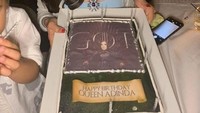 Mendapat kejutan ulang tahun, wanita yang disebut-sebut sosialita ini diberi kue tema Game of Thrones. Foto: Instagram adindabakrie