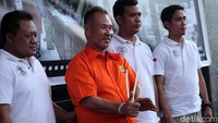 Tersangka kerap menyasar orang-orang yang berniat menjadi PNS atau pegawai honorer yang statusnya belum menjadi PNS. Setelah berhasil merayu korban-korbannya dan korban sudah menyetorkan uang yang diminta, tersangka mengajak korban bertemu di gedung Kemendikbud di lantai 3 untuk memberikan SK PNS.