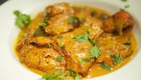 Tikka masala merupakan hidangan khas India yang ikonik. Kuahnya kental, dengan campuran aneka rempah dan tomat, ditambah dengan roti naan.  Foto: Istimewa