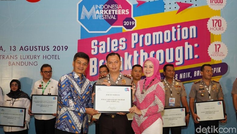 Polres Subang Raih Penghargaan Public Service of the Year Jabar 2019 Polres Subang Raih Penghargaan Public Service of the Year Jabar 2019
