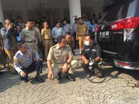 Anies saat uji emisi. 