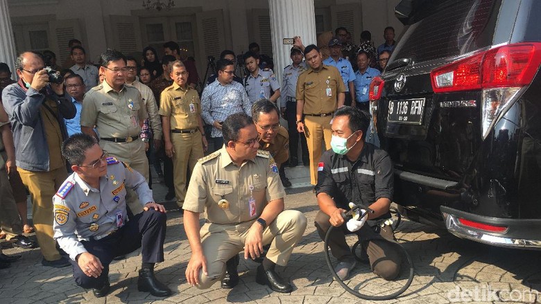 Anies Luncurkan Aplikasi e-Uji Emisi, Warga Bisa Cek Lokasi Bengkel Anies Luncurkan Aplikasi e-Uji Emisi, Warga Bisa Cek Lokasi Bengkel