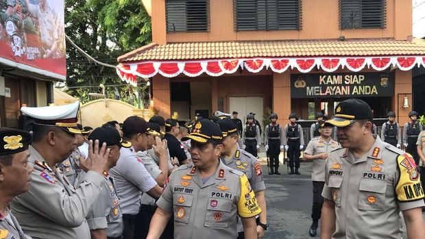 Kapolda akan  Gatot menerima laporan kondisi Mapolres Jakarta Barat dari personel Sabhara.