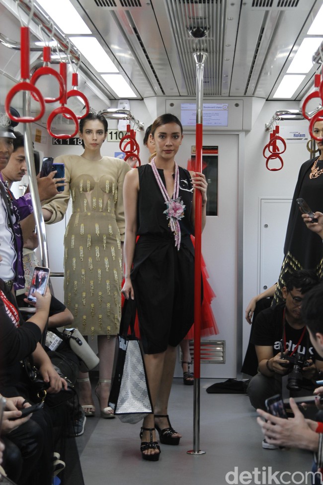 Model berjalan di gerbong memeragakan 16 koleksi karya berbagai desainer Indonesia. Mereka melakukan fashion show di LRT Jakarta selama perjalanan dari stasiun Pegangsaan Dua hingga Velodrom pada Selasa (13/8/2019). Foto: Muhammad Abduh/Detikcom