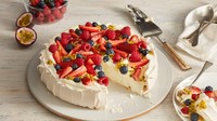 Di Australia dan New Zealand ada Pavlova, hidangan manis dari meringue dan krim. Biasanya hidangan ini disajikan dengan aneka buah seperti kiwi hingga strawberry. Foto: Istimewa
