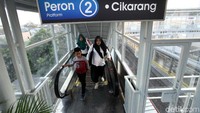 Stasiunnya juga terbilang modern, karena sudah dilengkapi dengan eskalator.