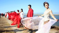 Mereka melakukan ini untuk memperingati HUT RI Ke 74 dan pamer busana batik tradisional khas Sidoarjo.