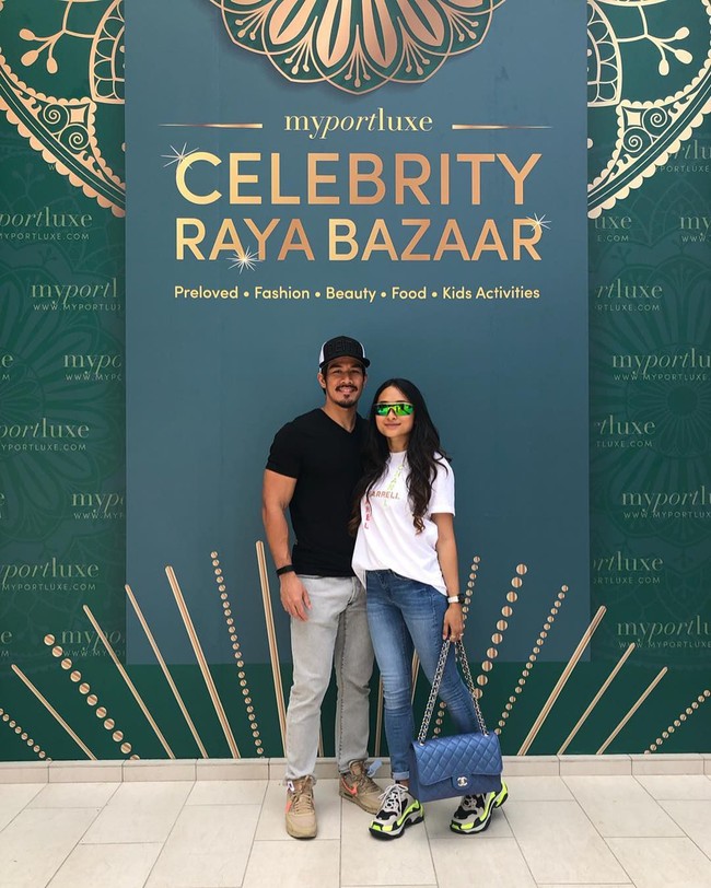 Untuk urusan busana, ibu tiga anak itu lebih memiliki pakaian-pakaian kasual seperti mengenakan T-shirt dan celana jeans. Meski begitu, tetap saja gayanya mewah karena didukung dengan tas dari Chanel dan sepatu dari Balenciaga.  Foto: dok. Instagram @nadianasimuddin