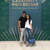 Untuk urusan busana, ibu tiga anak itu lebih memiliki pakaian-pakaian kasual seperti mengenakan T-shirt dan celana jeans. Meski begitu, tetap saja gayanya mewah karena didukung dengan tas dari Chanel dan sepatu dari Balenciaga.  Foto: dok. Instagram @nadianasimuddin