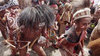 Para siswa tersebut juga nampak menghias pipinya dengan bendera merah putih saat mengikuti karnaval yang diselenggarakan di Mimika, Papua, tersebut.