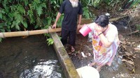 Sumur ini juga, konon, berkhasiat menyembuhkan anak nakal hingga orang yang memiliki penyakit batin, dengan tata cara ritual tertentu. Orang yang memiliki maksud biasanya melakukan mandi tobat di sumur itu pada tengah malam, terutama pada malam Jumat. Sebelum mandi, orang itu harus bertawasul atau berdoa di masjid yang tak jauh dari sumur. 