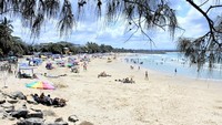 Namun, sebagian masyarakat justru menolak ide itu. Mereka justru tidak masalah karena semakin banyak wisatawan, maka semakin banyak pula dollar yang mereka kantongi (iStock)  