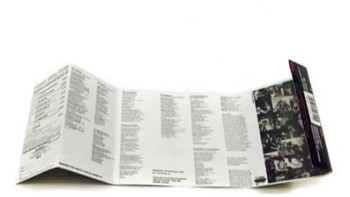 Belum ada internet, maka lirik lagu di sampul kaset pun menjadi bacaan wajib. Foto: Bored Panda