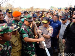 Kapolri-Panglima dan Menteri Siti Turun Langsung Padamkan Karhutla di Riau