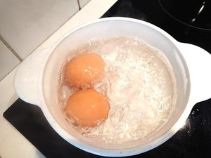 Trik Jitu Kupas Telur Rebus Mulus Sempurna, Cuma Tambah Bahan Dapur Ini