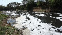 Busa juga tampak memenuhi aliran sungai tersebut akibat terpapar limbah deterjen.