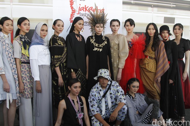 Koleksi busana yang ditampilkan di gerbong LRT ini merupakan hasil karya 11 desainer di antaranya, Didi Budiardjo, Eridani, Yogie pratama, Tities Sapoetra, Hengki Kawilarang dan Rinaldi Yunardi. Foto: Muhammad Abduh/Detikcom