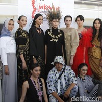 Koleksi busana yang ditampilkan di gerbong LRT ini merupakan hasil karya 11 desainer di antaranya, Didi Budiardjo, Eridani, Yogie pratama, Tities Sapoetra, Hengki Kawilarang dan Rinaldi Yunardi. Foto: Muhammad Abduh/Detikcom