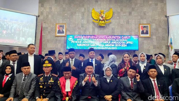 Tak Mau Pindah Jualan, PKL Demo di Lokasi Pelantikan DPRD Garut