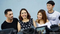 Elly kini sudah berdamai dengan Irfan dan Irma serta mengaku tengah dekat seorang pria bule. Pool/Palevi S/detikFoto.