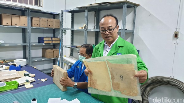 Arsip yang masuk ke ANRI akan masuk ke bagian restorasi terlebih dulu sebelum disimpan dalam deponya. Proses pengawetan arsip dengan metode masing-masing pun harus dilalui (Masaul/detikcom) Arsip yang masuk ke ANRI akan masuk ke bagian restorasi terlebih dulu sebelum disimpan dalam deponya. Proses pengawetan arsip dengan metode masing-masing pun harus dilalui (Masaul/detikcom)