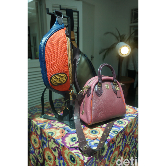 Logo baru Coach yang sebelumnya hanya untuk koleksi aksesori pria, kini juga menghiasi tas-tas mungil yang feminin. (Foto: Daniel Ngantung/Wolipop)