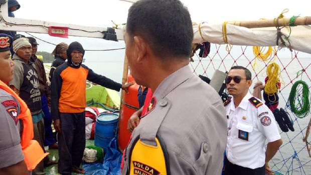 Bakamla Evakuasi KM Sinar Jaya yang Rusak Mesin di Perairan Maluku