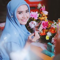 Saat memakai hijab polos, untuk menambahkan aksen pada hijab namun tetap dengan gaya simpel penampilan Lulu Elhasbu ini bisa menjadi inspirasi. Lulu mengkreasikan tuspin mutiara di samping telinganya untuk mengaitkan hijabnya. Foto: Dok. Instagram @luluelhasbu