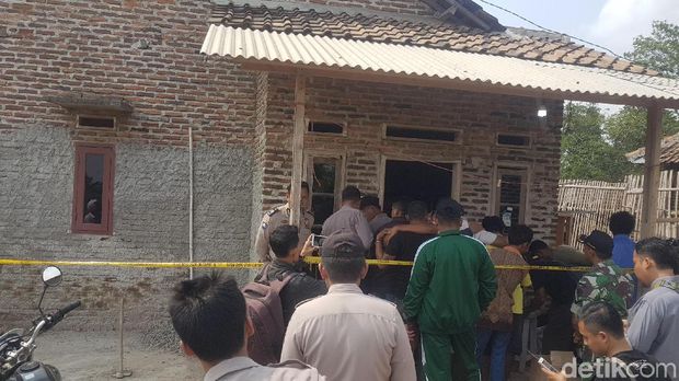  Satu keluarga di Kampung Gegeneng, Desa Sukadalem, Serang, Banten diduga menjadi korban pembantaian. 