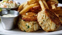Bagi penggemar hidangan seafood. Bisa coba crab cakes, yang terkenal di Washington DC. Dibuat dari kepiting, sajian ini biasanya disantap dengan kentang goreng renyah, dan salad segar. Foto: Istimewa