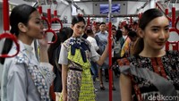 Saat itu Jakarta Fashion and Food Festival atau JFFF menggelar fashion show di dalam kereta LRT Jakarta. Itu adalah pertama kalinya fashion show digelar di dalam gerbong kereta. Foto: Rifkianto Nugroho