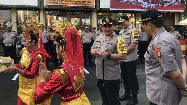 Kapolda disambut dengan tarian sekapur sirih sebelum melakukan pertemuan tertutup.