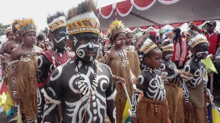 Beragam kegiatan dilakukan masyarakat Indonesia untuk menyambut HUT RI ke-74. Tak terkecuali anak-anak di Papua yang mengenakan baju adat untuk menyambut HUT RI.