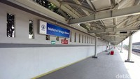 Stasiun baru ini tampak bersih dan rapi.