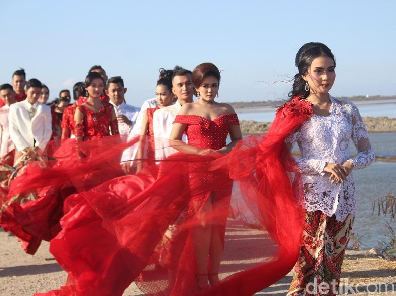 Meriahkan HUT RI, 15 Model Fashion Show di Tanggul Lumpur Sidoarjo Meriahkan HUT RI, 15 Model Fashion Show di Tanggul Lumpur Sidoarjo