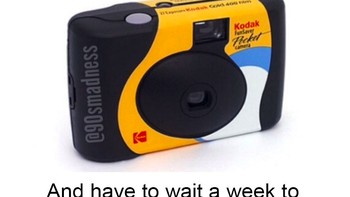 Kamera masih pakai roll film dan baru bisa dilihat hasilnya setelah cuci cetak. Kadang ada fotonya yang gagal atau buram. Foto: Bored Panda