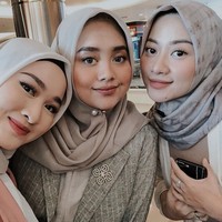 Tuspin mutiara ini tak melulu disematkan di bagian atas pundak. Tusping juga bisa dipakai di bawah leher sebagai pengganti jarum pentul dan peniti. Seperti yang dipakai oleh selebgram Nabila Hatifa ini. Foto: Dok. Instagram @nabilahatifa