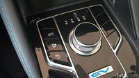 Yang menarik saat mobil dinyalakan, tuas transmisi yang berbentuk bulat akan muncul dari dasbor tengah. Begitu dimatikan, transmisinya akan kembali ndelep ke konsol tengah. Sistem transmisinya pun cukup unik, jadi diputar saja untuk berpindah dari P, R, N atau D.