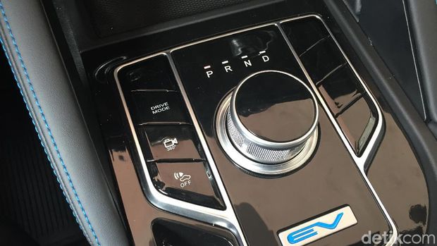 Saat mobil menyala, transmisinya akan muncul dari konsol tengah