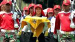 Terpesona Pembawa Baki Bendera Pusaka Saat Latihan di Istana Merdeka