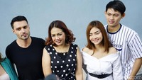 Elly Sugigi bersama Irfan dan Irma Dharmawangsa serta seorang pria bule saat ditemui di studio Trans TV, Kapten Tendean, Jakarta Selatan pada Senin (12/8). Pool/Palevi S/detikFoto.