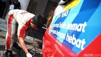 Sejumlah kendaraan mulai dari mobil pribadi hingga angkot melakukan uji emisi di Balai Kota DKI Jakarta, Selasa (13/8/2019).