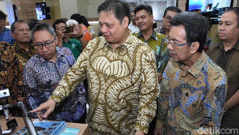 Menperin Airlangga Hartarto meninjau stan peserta Pameran Industri Komponen Otomotif 2019 di Jakarta, Selasa (13/8). Foto: Kemenperin Menperin Airlangga Hartarto meninjau stan peserta Pameran Industri Komponen Otomotif 2019 di Jakarta, Selasa (13/8). Foto: Kemenperin