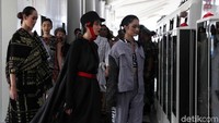 Para model mulai memasuki gerbong LRT Jakarta.