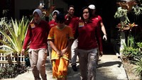 Siti Wakidah dibawa ke RSJ Solo oleh unit Perlidungan Perempuan dan Anak (PPA) Satuan Reskrim Polres Boyolali ke lokasi penganiayaan anak kandungnya F (6) di Desa Tanduk, Kecamatan Ampel, Boyolali, Selasa (13/8/2019).