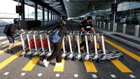  Namun, sore ini, para demonstran nampak kembali mendatangi Bandara Internasional Hong Kong, untuk kembali melakukan aksi unjuk rasa di depan pintu-pintu masuk area keberangkatan di bandara tersebut.