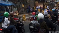 Ketua Paguyuban PKL Cicadas Suherman menyatakan sangat menyambut baik rencana penataan yang dilakukan. Dia telah bersepakat bersama pedagang lainnya untuk ikut mendukung penataan tersebut.