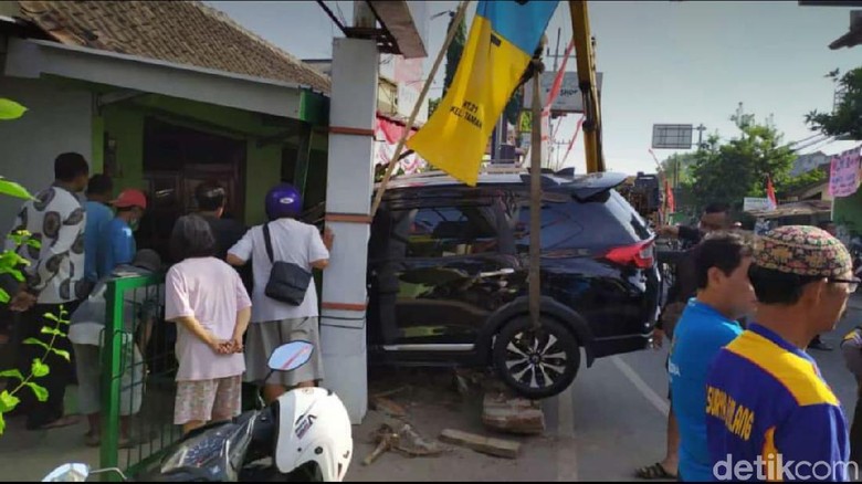 Honda BR-V yang menabrak rumah warga Foto: Sugeng Harianto Honda BR-V yang menabrak rumah warga Foto: Sugeng Harianto