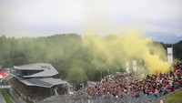 Asap kuning yang membumbung ke udara dari tribun penonton ini berasal dari pendukung Valentino Rossi (REUTERS/Lisi Niesner)